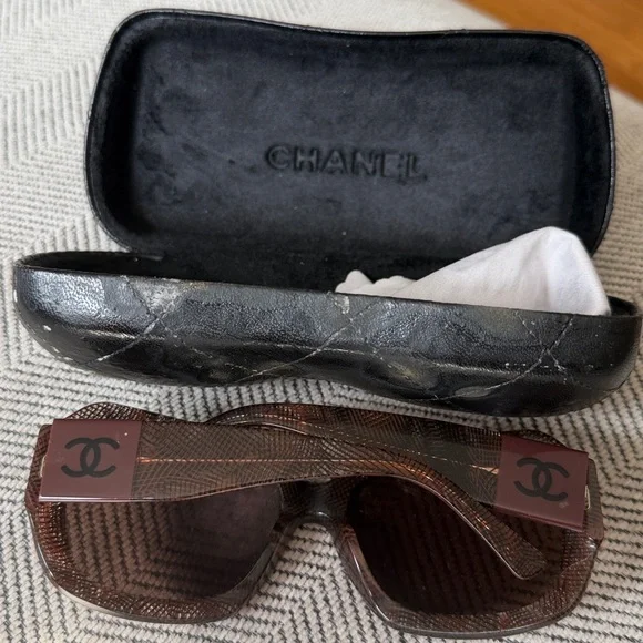 CHANEL Brown Gradient Oversized Sunglasses with Quilted Case display picture 2
